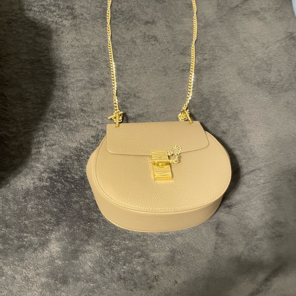 Elegant Tan Leather Shoulder Bag